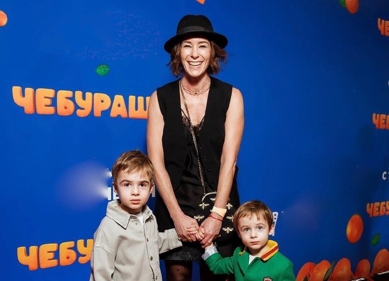 Сутулова с детьми, Борисов с семьёй: оранжевая ковровая дорожка