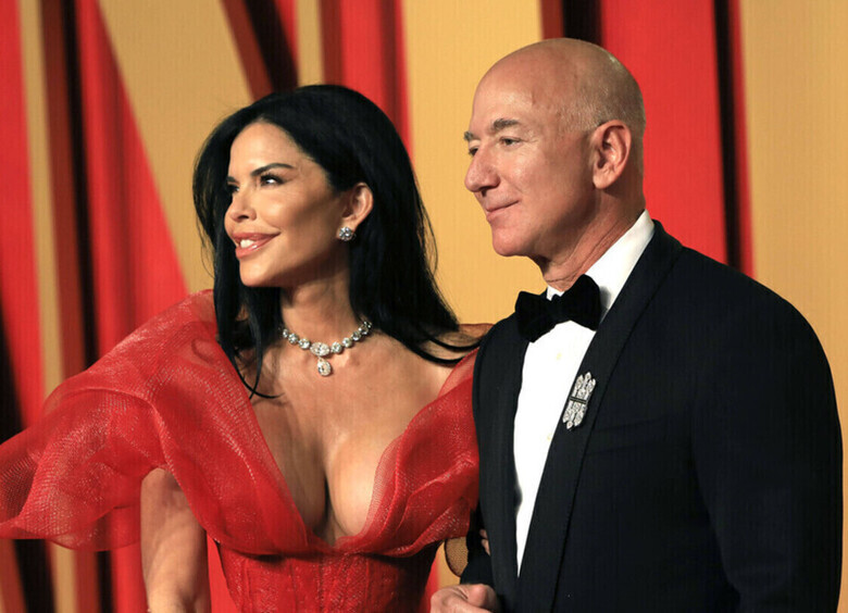 Лорен Санчес появилась с Безосом в полностью черном костюме с открытыми плечами.