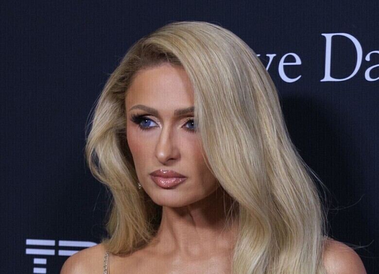 Пэрис Хилтон появилась в Диснейленде в темном парике с целью скрытности.