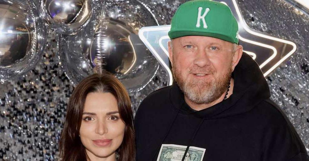 Экс-жена шеф-повара Ивлева появилась в прозрачном мини-платье, украшенном стразами.