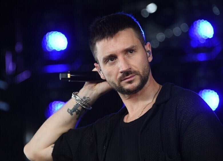 Лазарев, выглядящий значительно моложе, устроил танцевальное сражение с роботом.