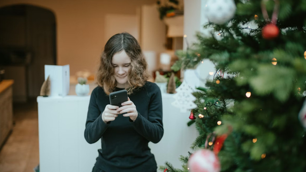 Праздничные поздравления: стоит ли связываться с экс-партнёром в Новый год?