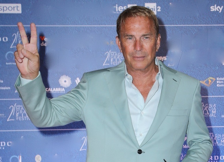 70-летний Кевин Костнер пойман с новой спутницей: снимки его возлюбленной