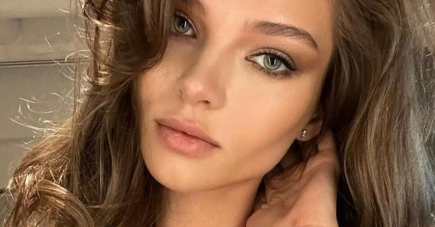 Алеся Кафельникова продемонстрировала смелый образ с обнаженным животом на светском мероприятии.