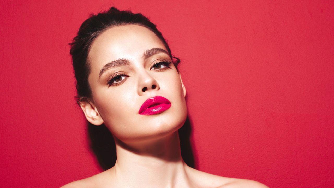 Вся в сиянии: глянцевые губы для вечера и не только — осваиваем новый тренд