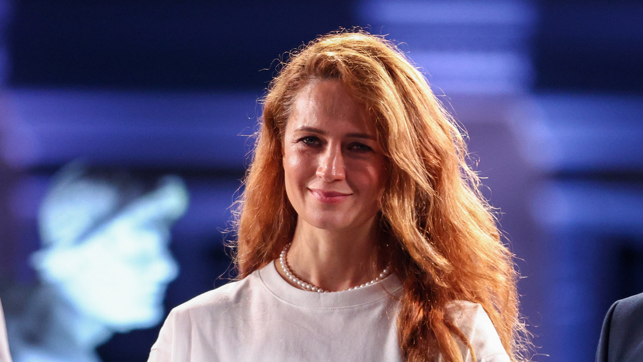 «Харизма на высоте»: обнаженные стройные ноги Исаковой вызвали ажиотаж у публики