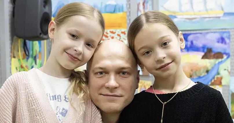 Жена Юры Борисова поделилась уникальными фото с дочерьми на балу в Доме союзов.