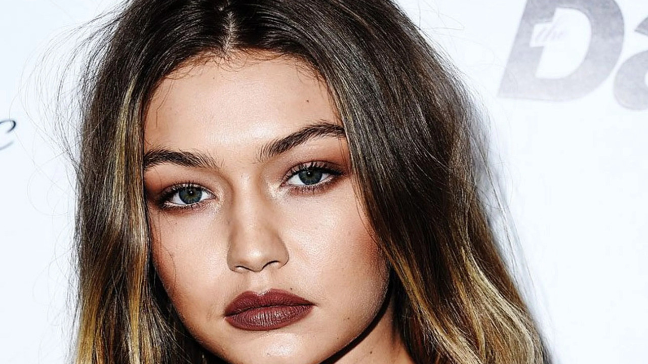 Привет из 90-х: как коричневая помада превратилась в символ современного стиля.