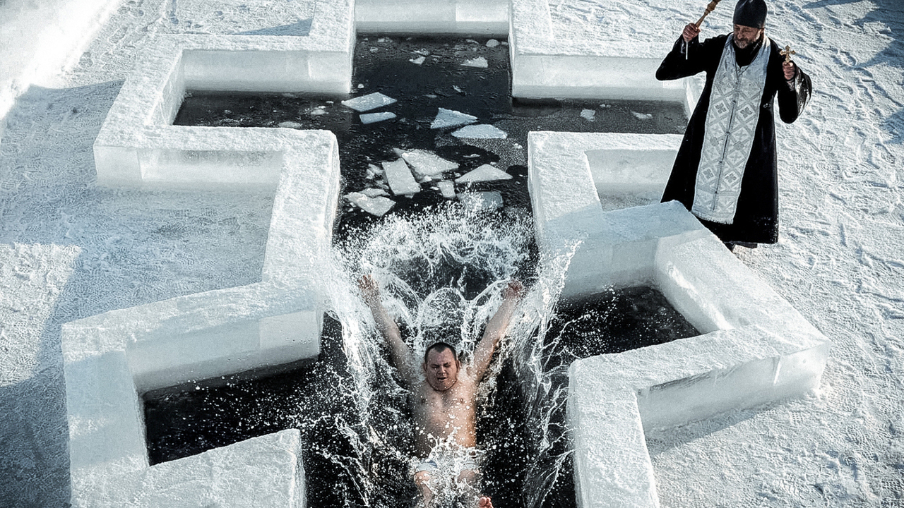 Как правильно погружаться в прорубь на Крещение: исчерпывающее руководство от терапевта