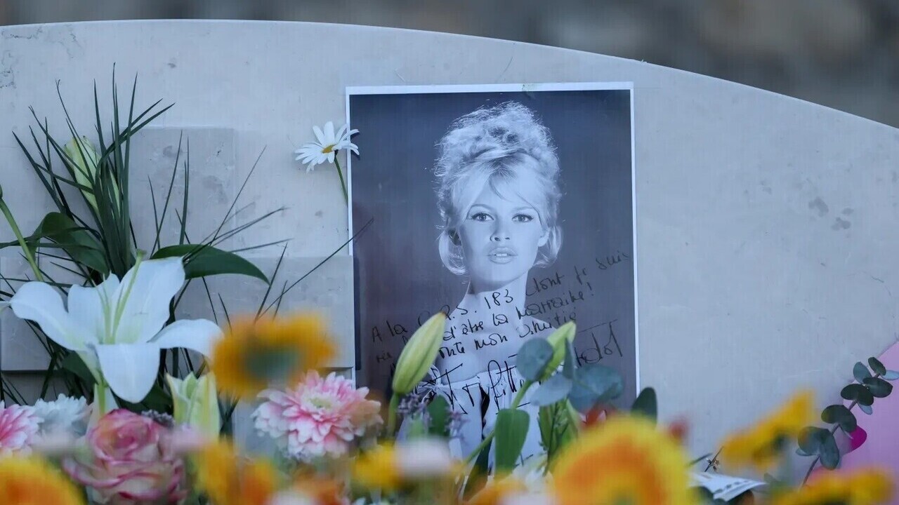 Сын Брижит Бардо, которого она называла «опухолью», заплакал на ее похоронах.