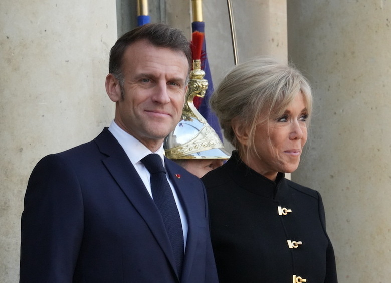 Внешность Эмманюэля Макрона спровоцировала слухи о возможном конфликте с супругой.