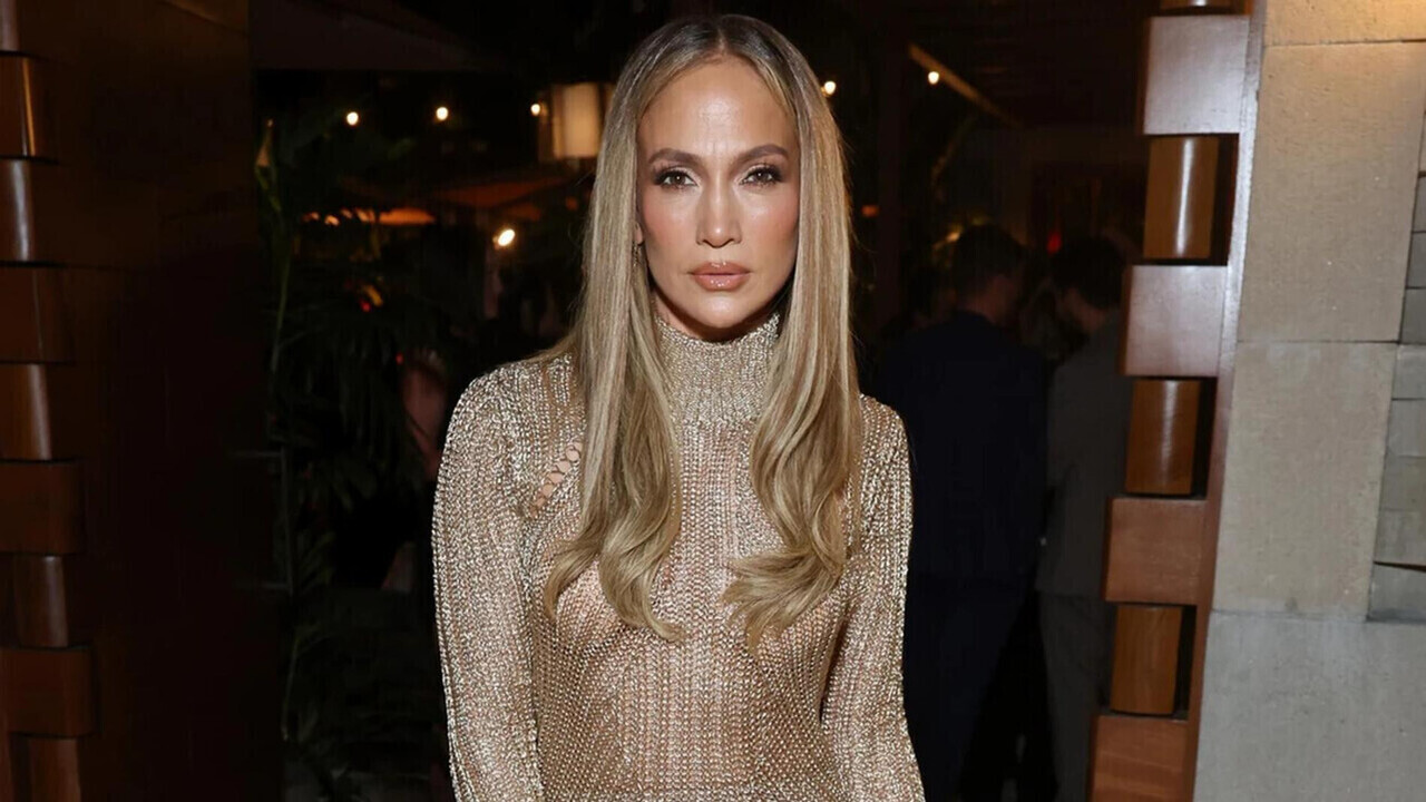 Дженнифер Лопес продемонстрировала откровенное декольте без нижнего белья.