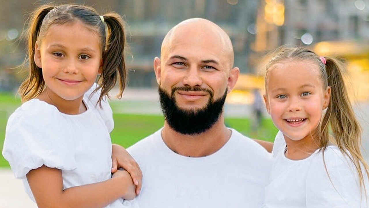 Джиган встретился с младшими дочерями в Дубае после развода.