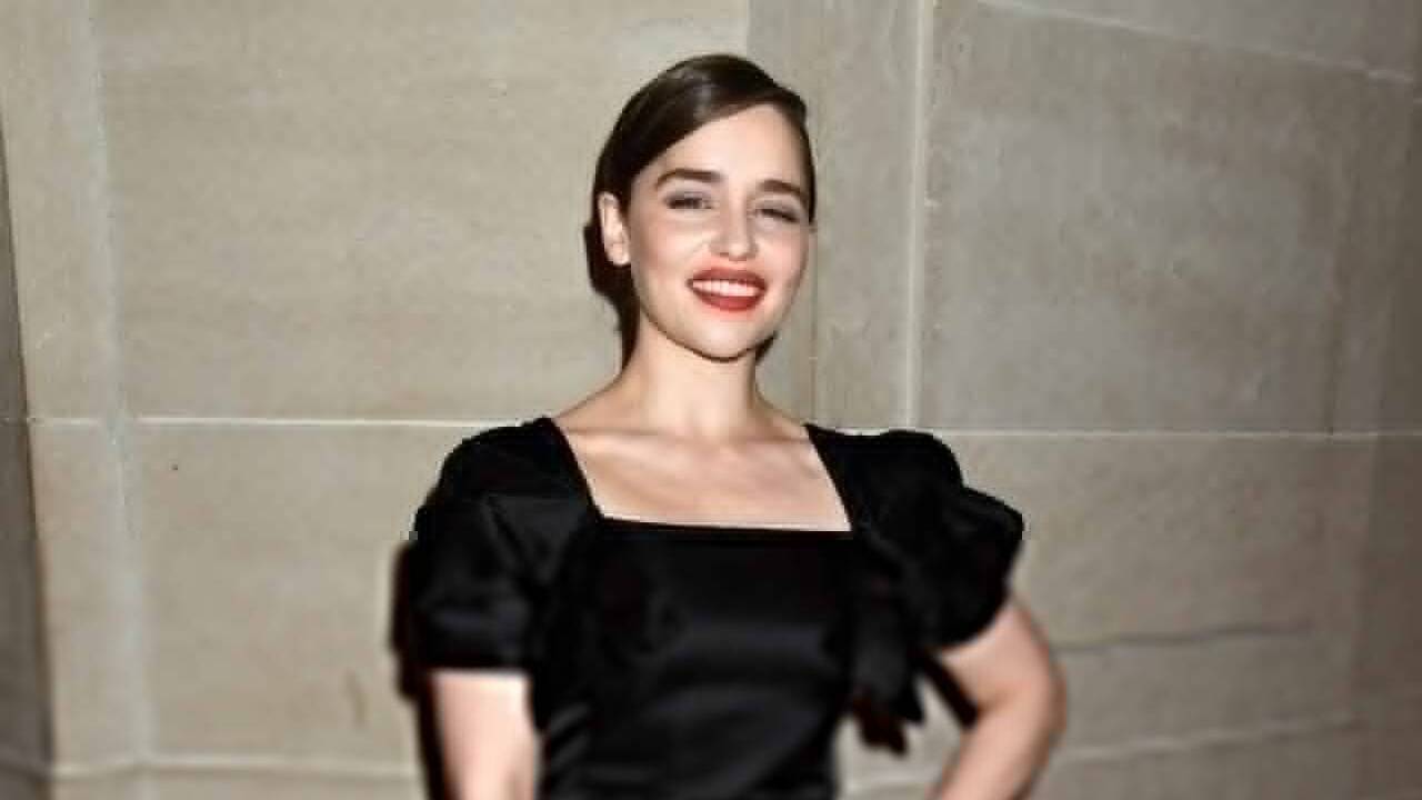 Эмилия Кларк получила перелом ребра во время съемок сексуальных сцен нового сериала.