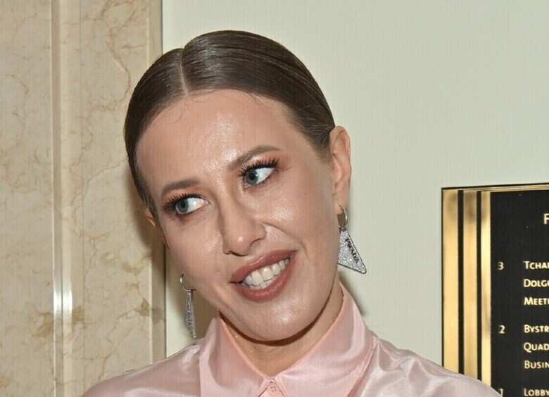 Без макияжа Собчак связалась из постели, прикрывшись одеялом.