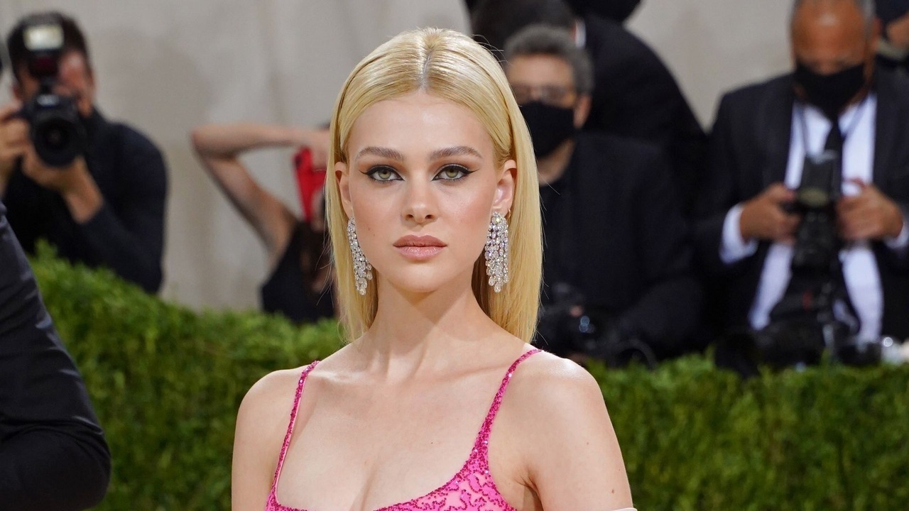 Никола Пельтц продемонстрировала великолепные формы в желтом купальнике.