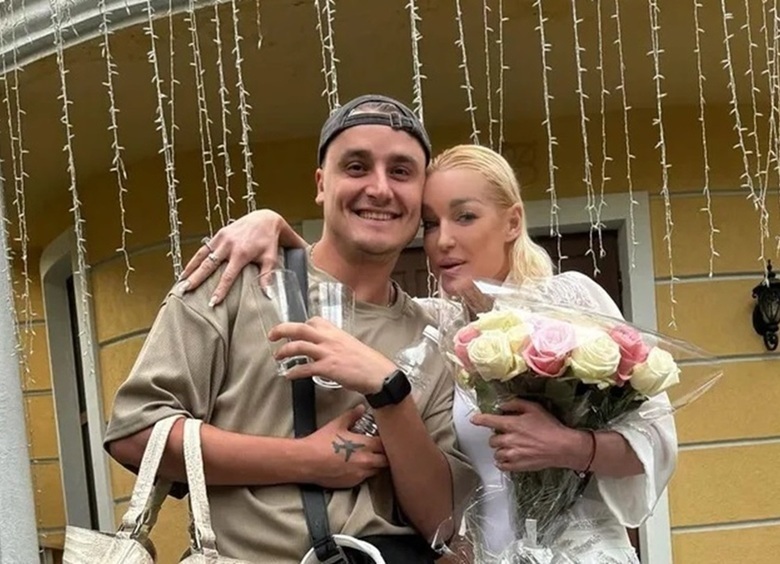 Анастасия Волочкова встретила 2026 год в сопровождении таинственного мужчины.