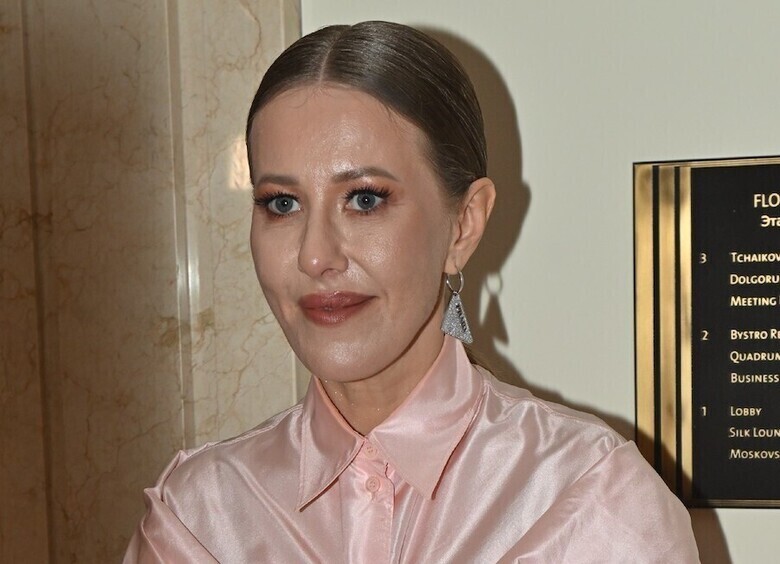 Собчак провела яркую фотосессию на ковре в ванной комнате.