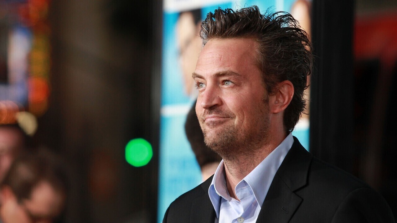 На могиле Мэттью Перри появилась трогательная табличка, отсылающая к сериалу «Друзья»: фото