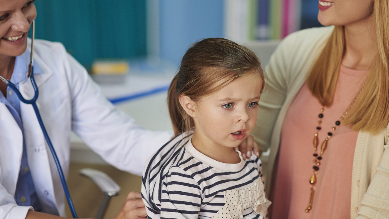 Ребенок испытывает страх перед врачами: способы помочь преодолеть его тревогу.