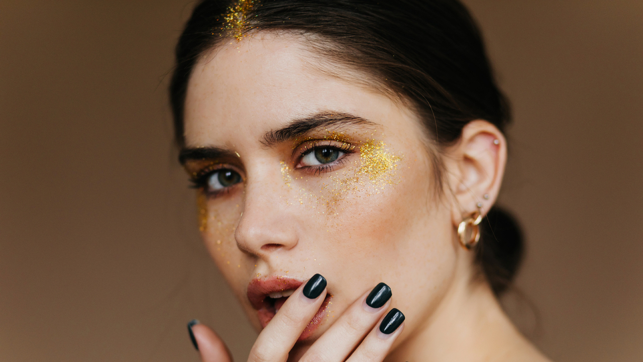 Переход на темную сторону: 7 стильных замен черному лаку для ногтей