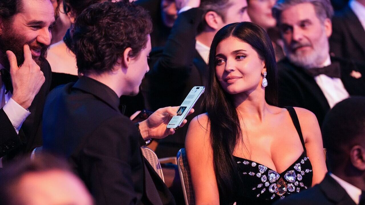 Кайли Дженнер застигнута врасплох шуткой ведущего BAFTA!