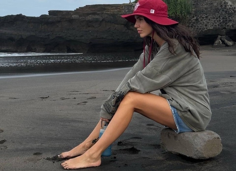 Соседка упрекает Зиверт в беспорядке и ограничении доступа к дому.