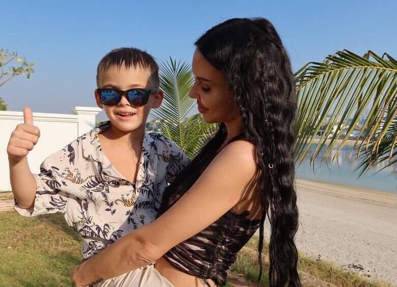 "Он уже не такой малыш": Самойлова и Джиган отмечают день рождения сына в 6 лет