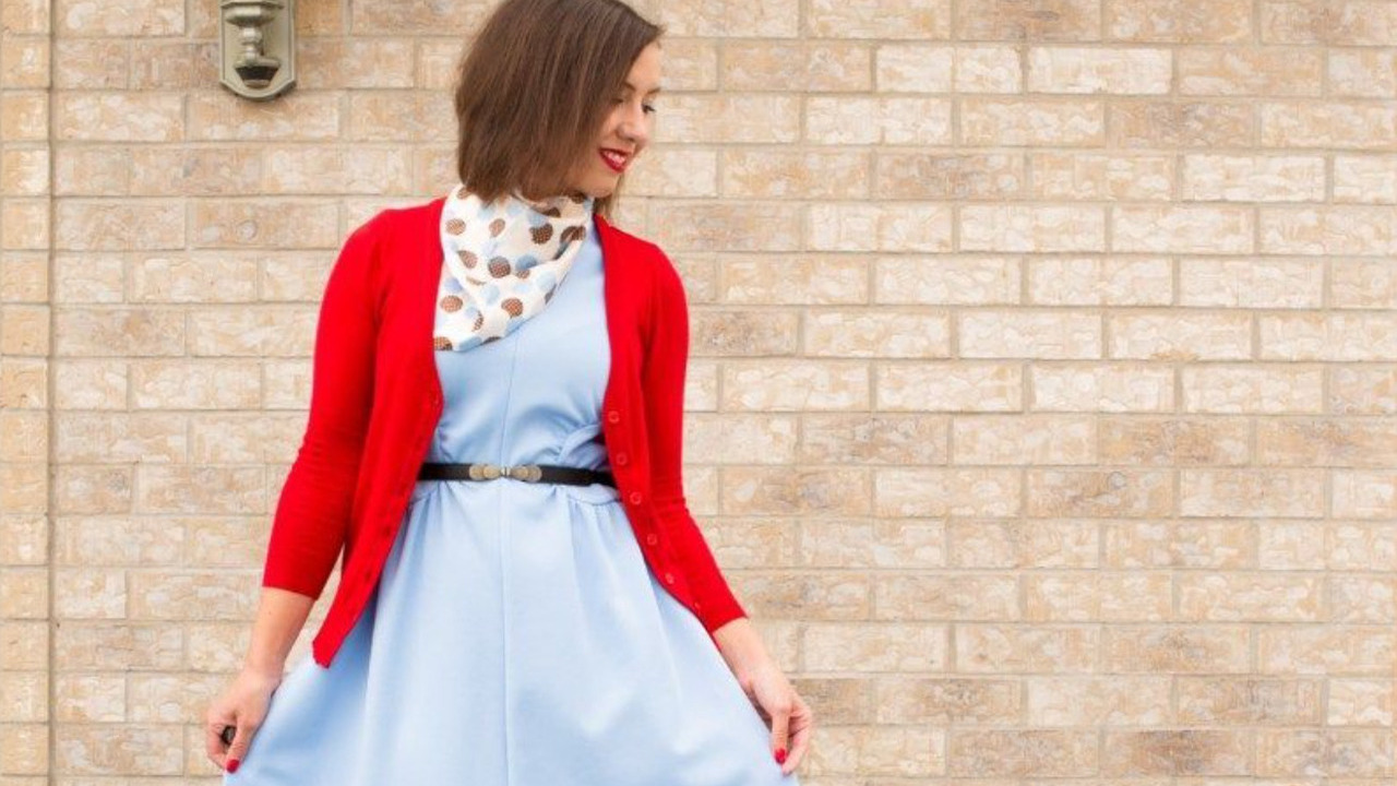 Нежность и драма: стильное сочетание голубого и красного для весны